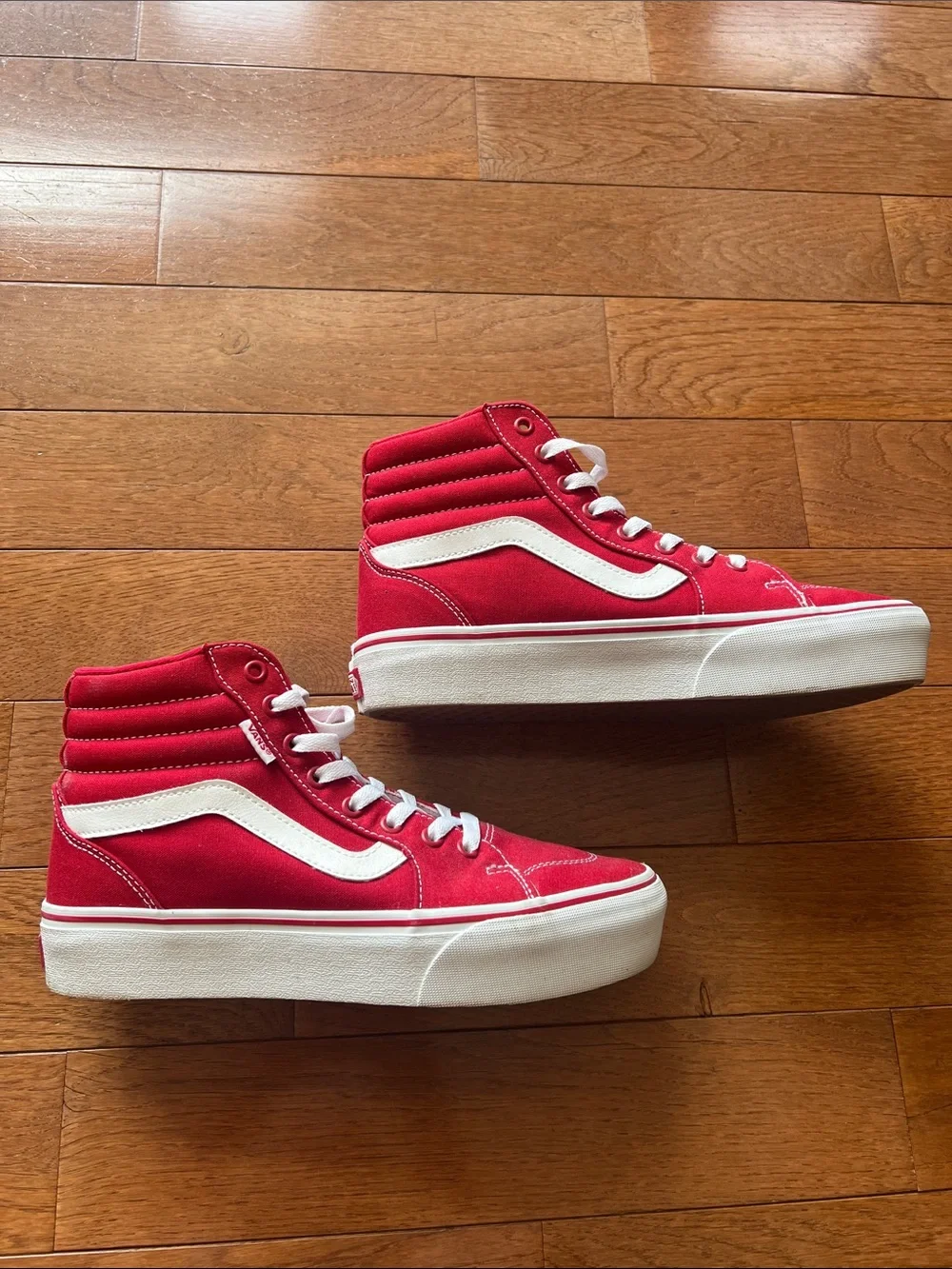 ❤️Vans Women’s Sk8-Hi Platform Sneakers in Red and White-9.5-NWOT❤️